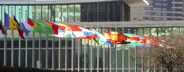 Verschiede Flaggen vor dem United Nations Gebäude