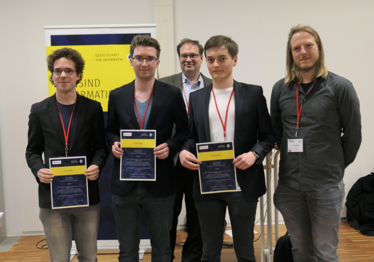 Foto v.l.n.r.: Robin Meiseberg, Benedict Steinhoff, Prof. Dr. Ralf Reussner (GI-Präsidium), Sebastian Wolters, Jan Gasthaus (Amazon, Sponsor des Preisgeldes)