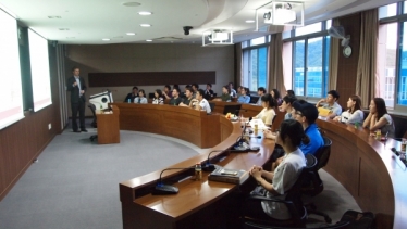 Dr. Martin Matzner introducing the Seminar