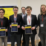 Foto v.l.n.r.: Robin Meiseberg, Benedict Steinhoff, Prof. Dr. Ralf Reussner (GI-Präsidium), Sebastian Wolters, Jan Gasthaus (Amazon, Sponsor des Preisgeldes)